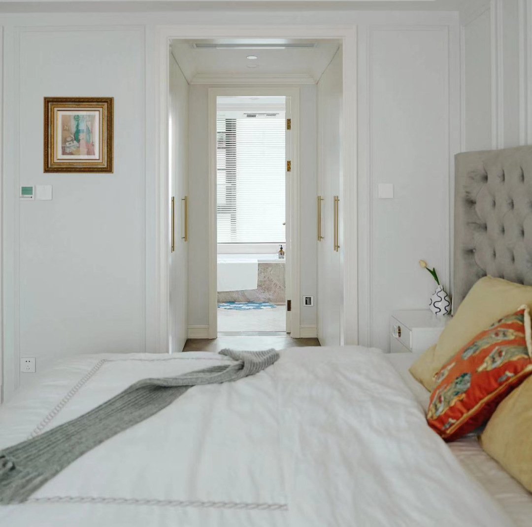 640-2 卫生间门对床怎么解决?