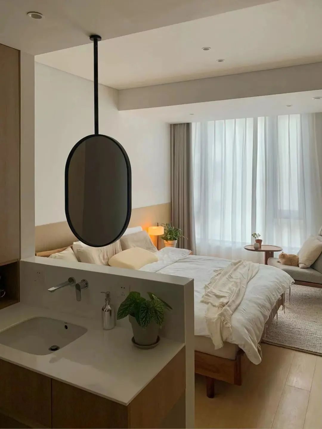 640-3 卫生间门对床怎么解决?