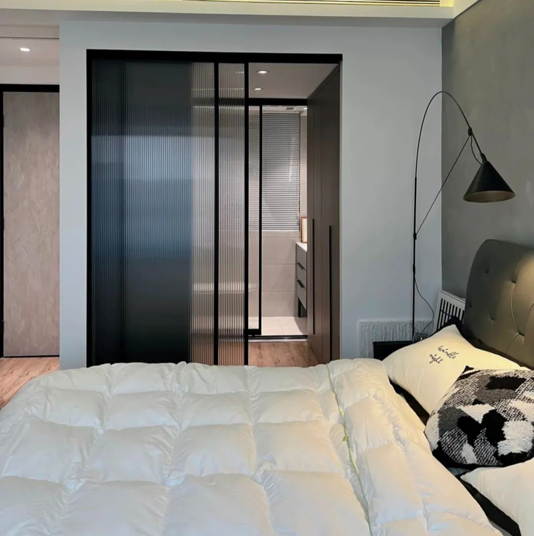 640-3 卫生间门对床怎么解决?