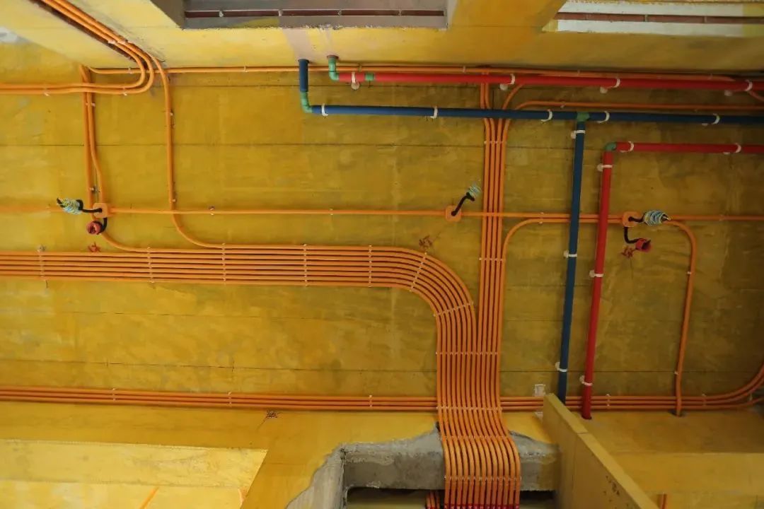 水路走顶还是走地？