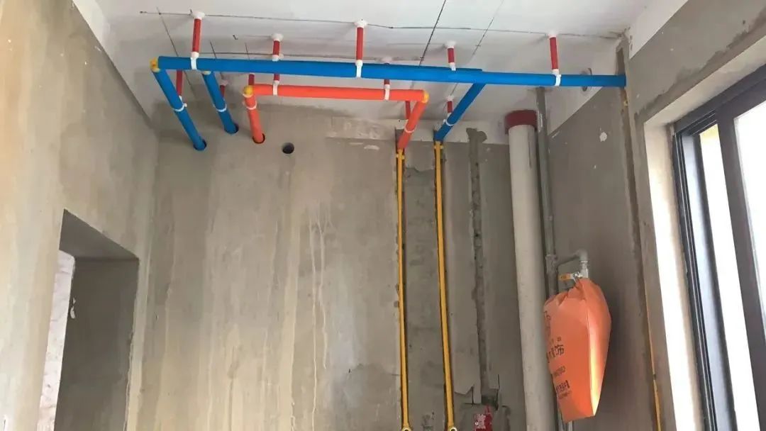 水路走顶还是走地？