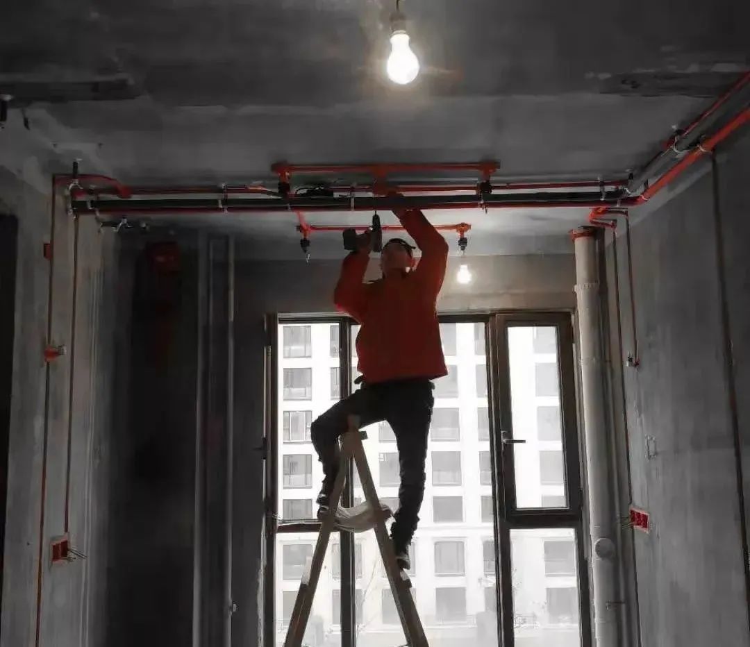 水路走顶还是走地？