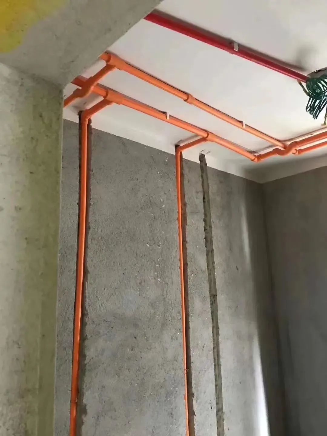 水路走顶还是走地？