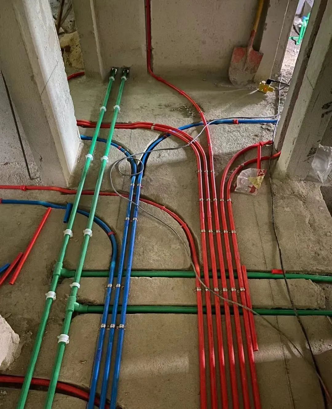 水路走顶还是走地？