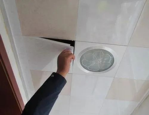 水路走顶还是走地？