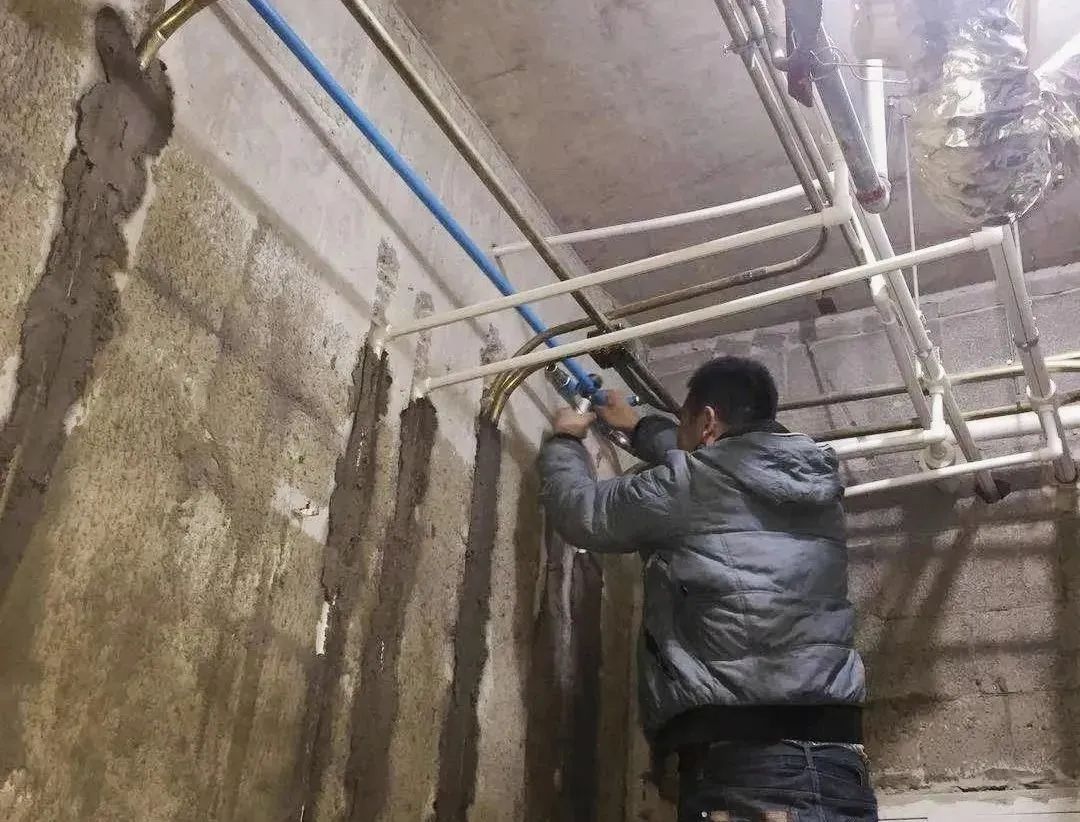 水路走顶还是走地？