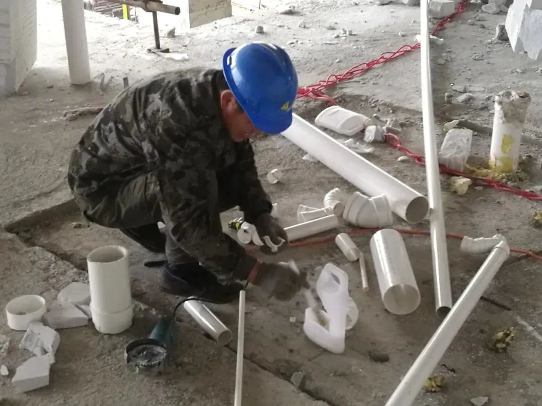 水路走顶还是走地？