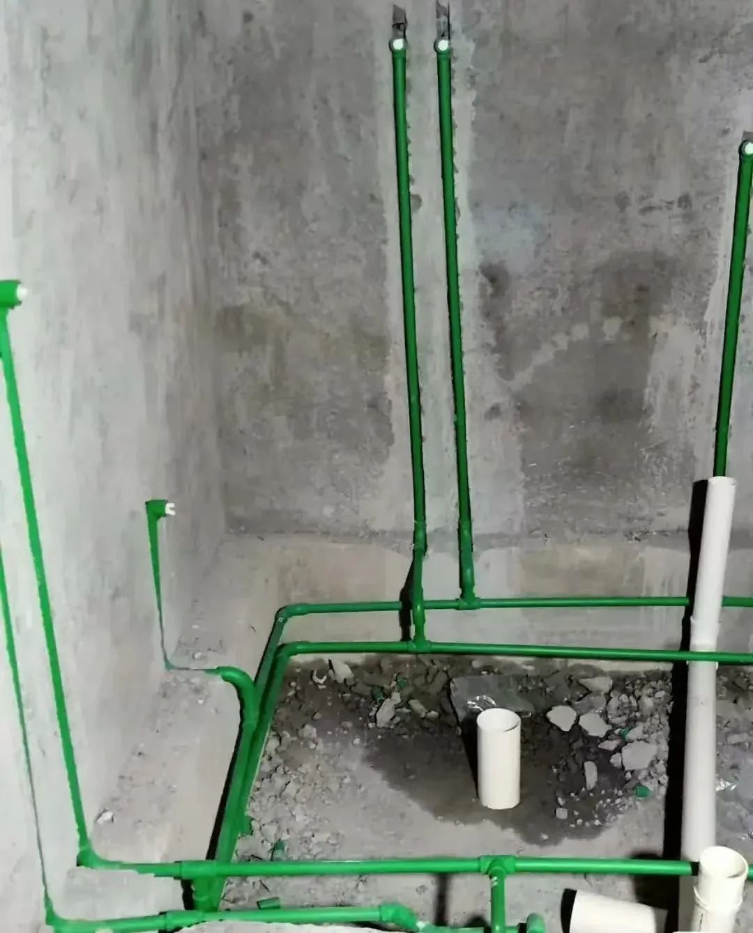 水路走顶还是走地？