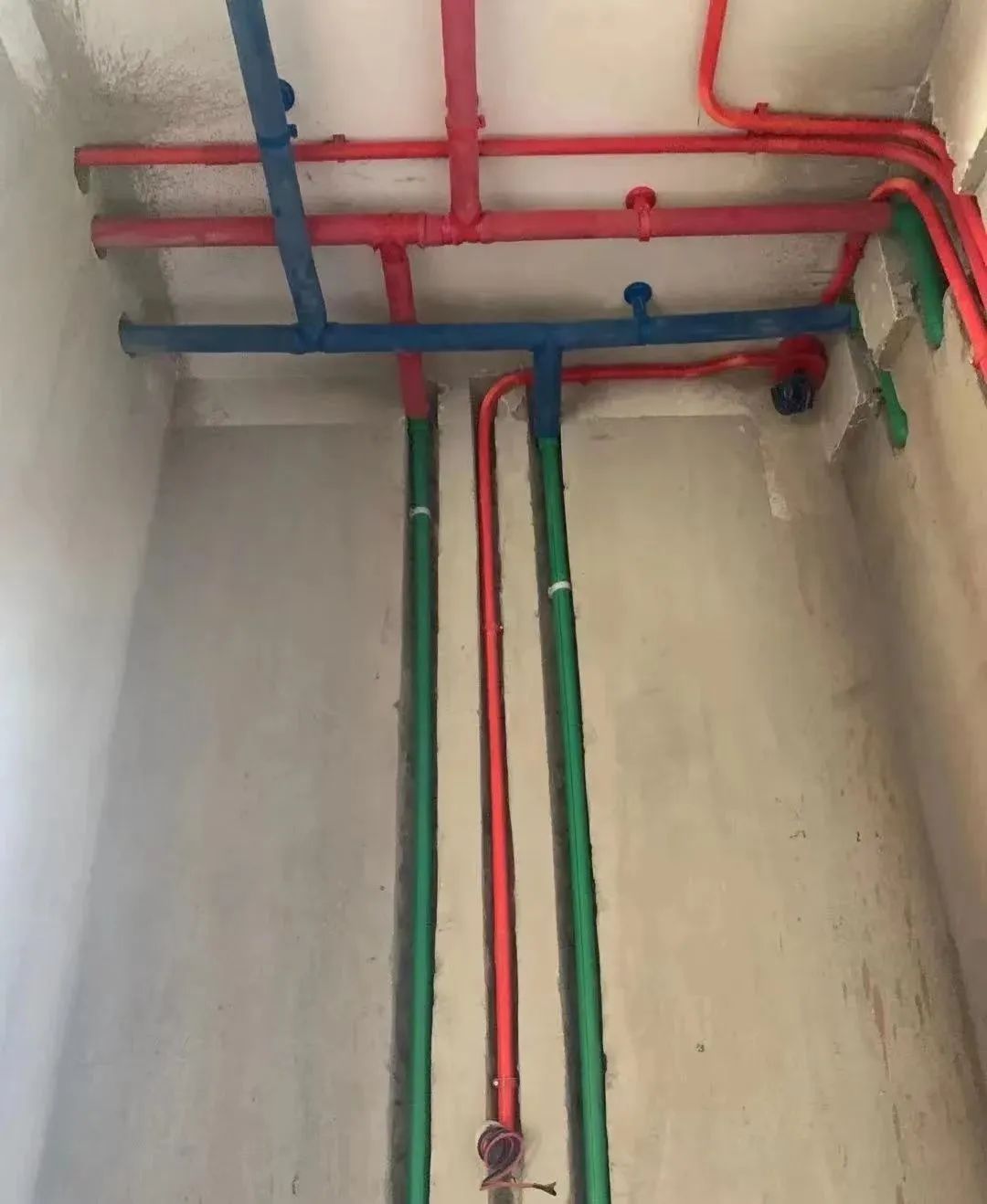 水路走顶还是走地？