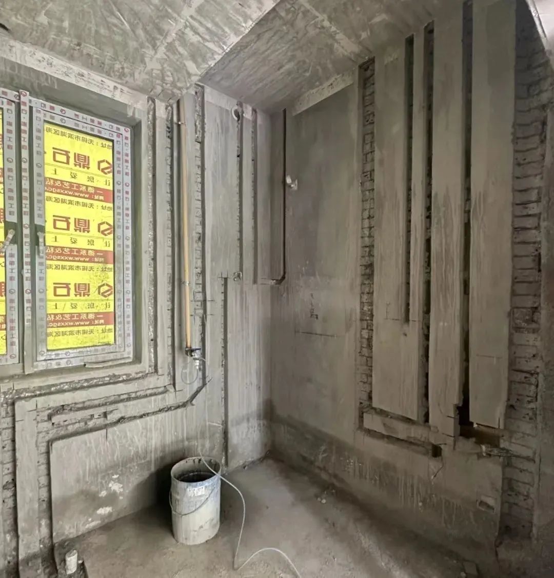 水路走顶还是走地？