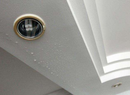 水路走顶还是走地？