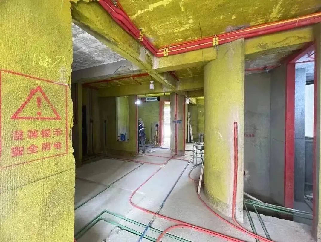 水路走顶还是走地？