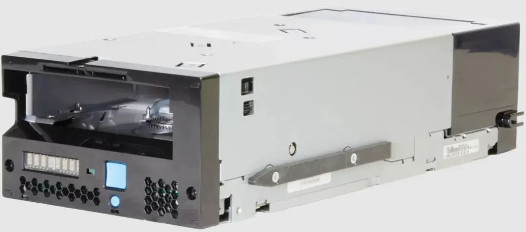 IBM 推出企业级磁带驱动器，每个磁带盒容量为 50TB