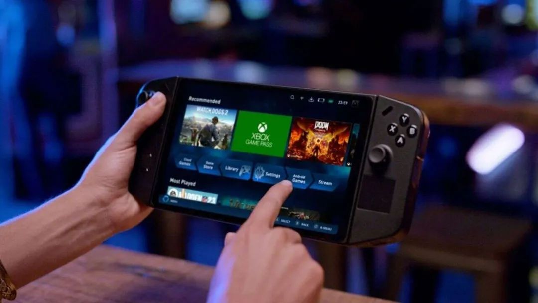 640-17 联想推出首款基于 Windows 11 的新掌机