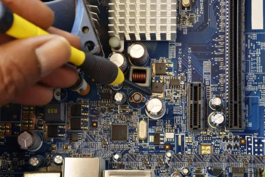 当电脑主板上的纽扣电池没电时，会出现什么问题呢？